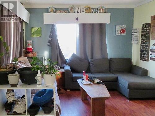 7153 Alberni Street, Powell River, BC - Indoor Photo Showing Living Room