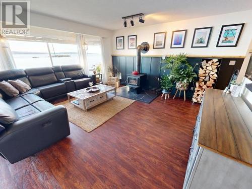 8317 Highway 101, Powell River, BC - Indoor Photo Showing Living Room