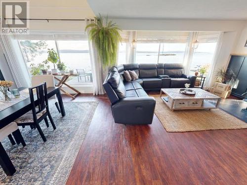 8317 Highway 101, Powell River, BC - Indoor Photo Showing Living Room