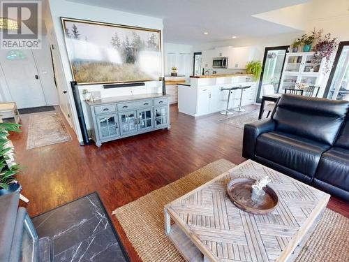 8317 Highway 101, Powell River, BC - Indoor Photo Showing Living Room