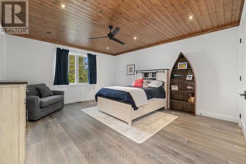 580 Indian Point Road, Kawartha Lakes, ON - Indoor Photo Showing Bedroom