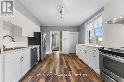 1876 Beachburg Road E, Whitewater Region, ON - Indoor Photo Showing Kitchen With Upgraded Kitchen