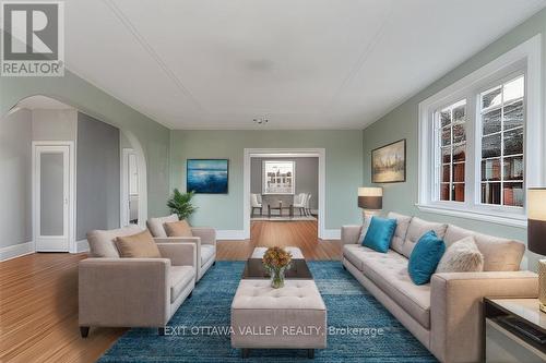 1876 Beachburg Road E, Whitewater Region, ON - Indoor Photo Showing Living Room