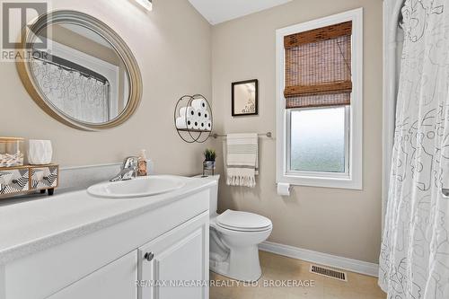 1 Woodside Drive, Port Colborne (877 - Main Street), ON - Indoor Photo Showing Bathroom