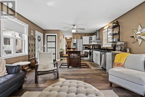 1 Woodside Drive, Port Colborne (877 - Main Street), ON - Indoor Photo Showing Living Room