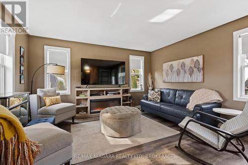 1 Woodside Drive, Port Colborne (877 - Main Street), ON - Indoor Photo Showing Living Room