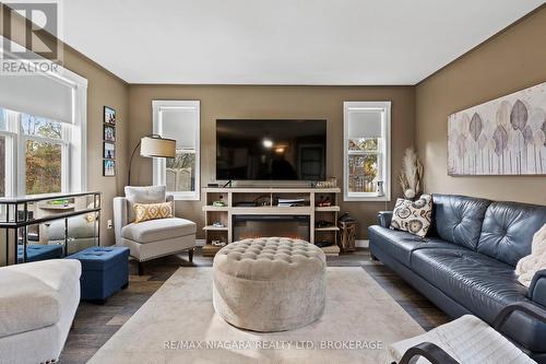 1 Woodside Drive, Port Colborne (877 - Main Street), ON - Indoor Photo Showing Living Room