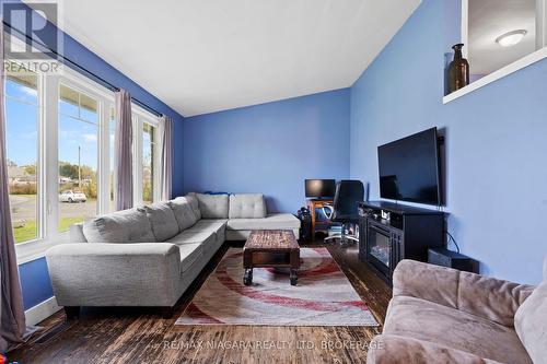 1 Woodside Drive, Port Colborne (877 - Main Street), ON - Indoor Photo Showing Living Room