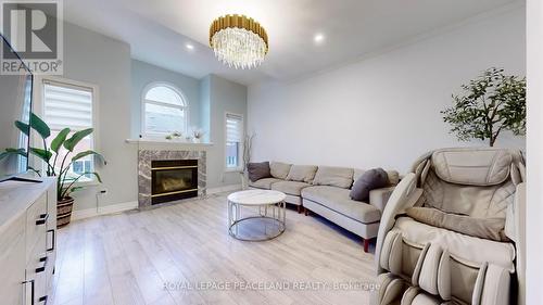 423 Seneca Court, Newmarket, ON - Indoor Photo Showing Living Room With Fireplace