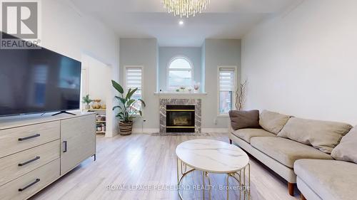 423 Seneca Court, Newmarket, ON - Indoor Photo Showing Living Room With Fireplace