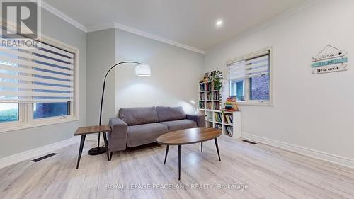 423 Seneca Court, Newmarket, ON - Indoor Photo Showing Living Room