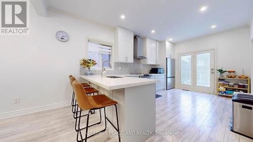 423 Seneca Court, Newmarket, ON - Indoor Photo Showing Kitchen