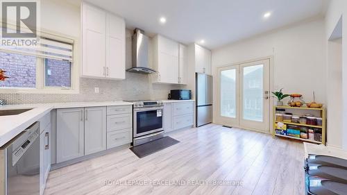 423 Seneca Court, Newmarket, ON - Indoor Photo Showing Kitchen