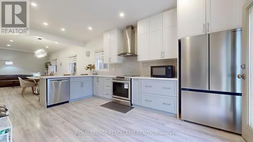 423 Seneca Court, Newmarket, ON - Indoor Photo Showing Kitchen With Stainless Steel Kitchen With Upgraded Kitchen