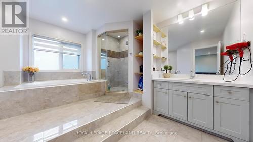 423 Seneca Court, Newmarket, ON - Indoor Photo Showing Bathroom