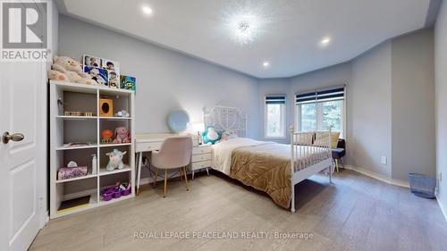 423 Seneca Court, Newmarket, ON - Indoor Photo Showing Bedroom