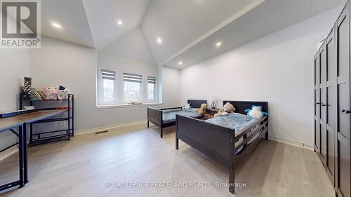 423 Seneca Court, Newmarket, ON - Indoor Photo Showing Bedroom