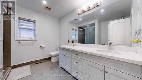 423 Seneca Court, Newmarket, ON - Indoor Photo Showing Bathroom