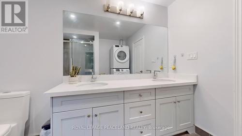 423 Seneca Court, Newmarket, ON - Indoor Photo Showing Bathroom