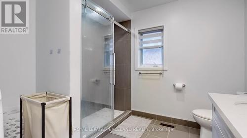 423 Seneca Court, Newmarket, ON - Indoor Photo Showing Bathroom