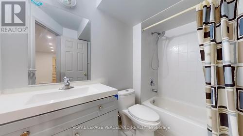 423 Seneca Court, Newmarket, ON - Indoor Photo Showing Bathroom