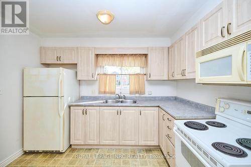 2 - 38 Elma Street, St. Catharines (443 - Lakeport), ON - Indoor Photo Showing Kitchen With Double Sink