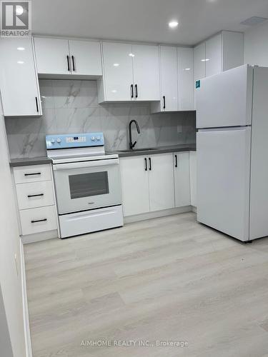 3444 Sunlight Street, Mississauga, ON - Indoor Photo Showing Kitchen