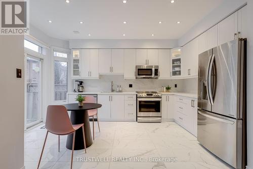 60 Fontebella Avenue, Vaughan, ON - Indoor Photo Showing Kitchen With Upgraded Kitchen