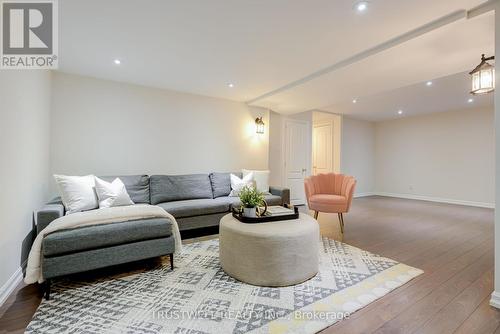 60 Fontebella Avenue, Vaughan, ON - Indoor Photo Showing Living Room