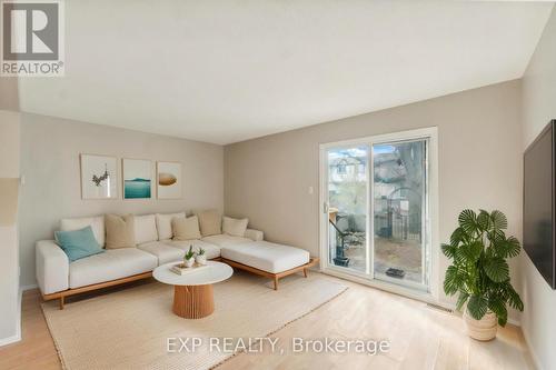 2651 Pimlico Crescent, Ottawa, ON - Indoor Photo Showing Living Room