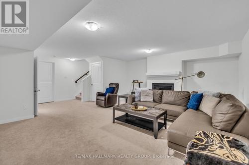 836 Dynasty Street E, Ottawa, ON - Indoor Photo Showing Living Room