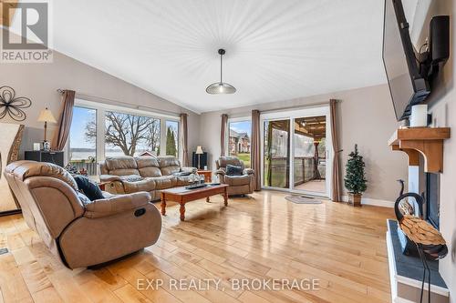 103 Willowbank Road E, Gananoque, ON - Indoor Photo Showing Living Room