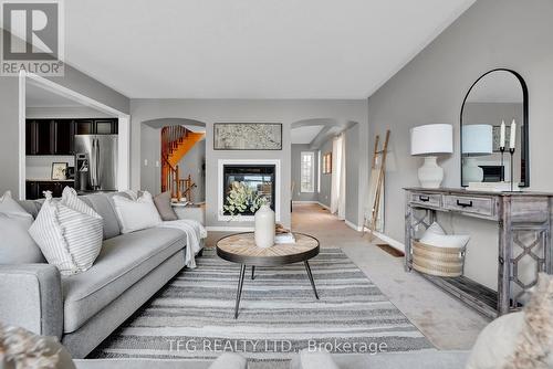 1567 Glenbourne Drive, Oshawa (Pinecrest), ON - Indoor Photo Showing Living Room