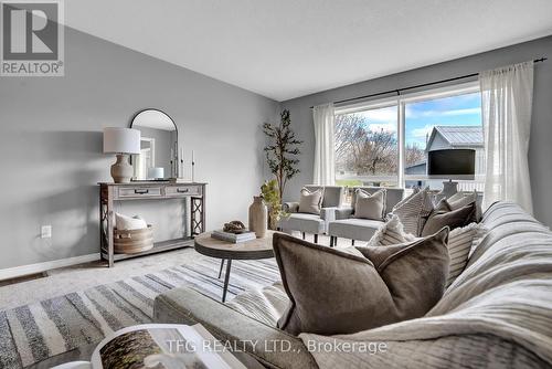 1567 Glenbourne Drive, Oshawa (Pinecrest), ON - Indoor Photo Showing Living Room