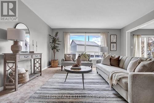 1567 Glenbourne Drive, Oshawa (Pinecrest), ON - Indoor Photo Showing Living Room