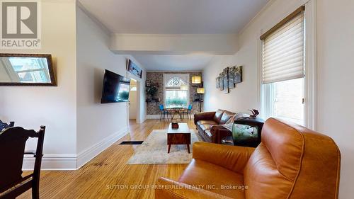 25 Locust Street, St. Thomas, ON - Indoor Photo Showing Living Room