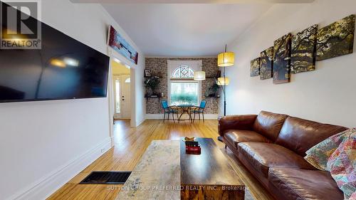 25 Locust Street, St. Thomas, ON - Indoor Photo Showing Living Room