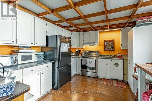 3349 Old Dexter Line, Central Elgin (Sparta), ON - Indoor Photo Showing Kitchen