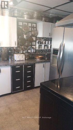 33 Glastonbury Road, Addington Highlands, ON - Indoor Photo Showing Kitchen