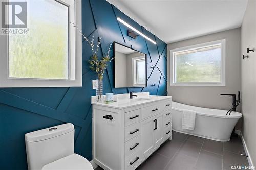 2125 St Charles Avenue, Saskatoon, SK - Indoor Photo Showing Bathroom