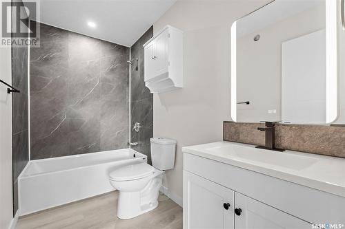 2125 St Charles Avenue, Saskatoon, SK - Indoor Photo Showing Bathroom