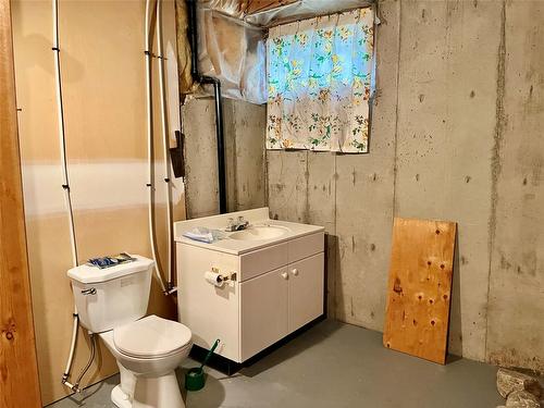 8-4210 Alexis Park Drive, Vernon, BC - Indoor Photo Showing Laundry Room