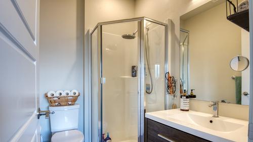 102-1236 Government Street, Penticton, BC - Indoor Photo Showing Bathroom