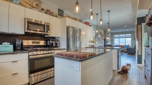 102-1236 Government Street, Penticton, BC - Indoor Photo Showing Kitchen With Stainless Steel Kitchen With Upgraded Kitchen