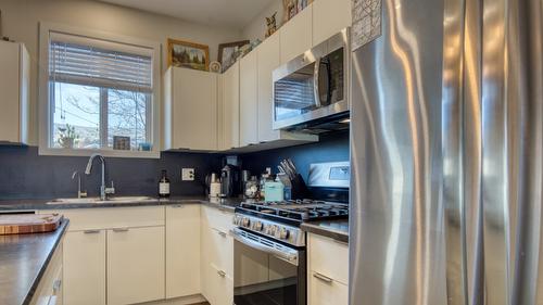 102-1236 Government Street, Penticton, BC - Indoor Photo Showing Kitchen With Stainless Steel Kitchen With Upgraded Kitchen