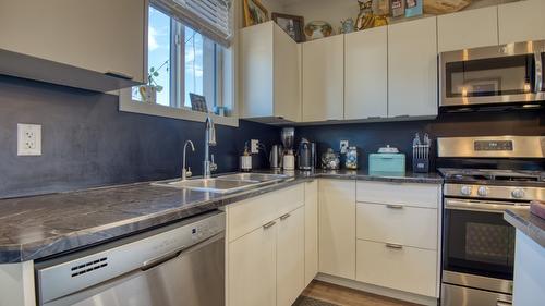 102-1236 Government Street, Penticton, BC - Indoor Photo Showing Kitchen With Double Sink