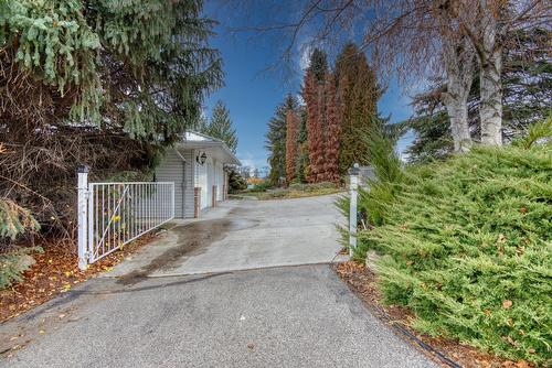 4587 Postill Drive, Kelowna, BC - Outdoor