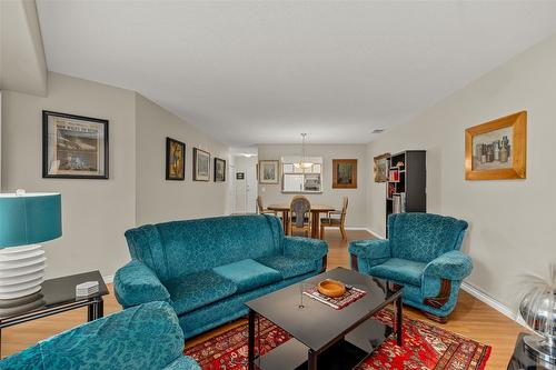 204-265 Snowsell Street, Kelowna, BC - Indoor Photo Showing Living Room