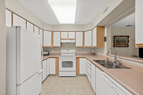 204-265 Snowsell Street, Kelowna, BC - Indoor Photo Showing Kitchen With Double Sink