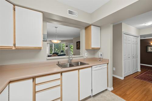 204-265 Snowsell Street, Kelowna, BC - Indoor Photo Showing Kitchen With Double Sink